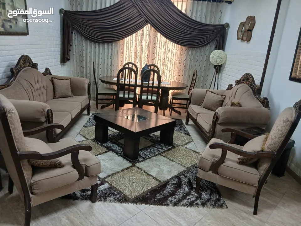 طقم كنب مستعمل مع طاولات للبيع