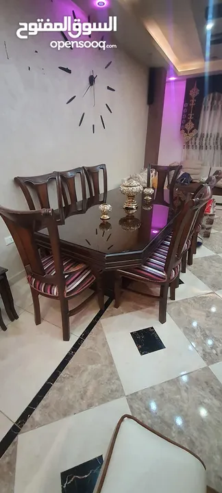 طاولة سفرا 8كراسي نوع زان بحالة الوكاله لا تحتاج لأي نوع من الصيانه