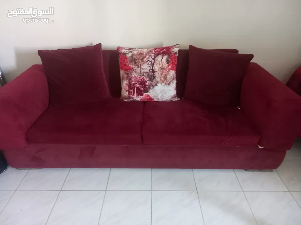 كورنر مع ثلاثية حجم كبير للبيع مع طاولة وسط