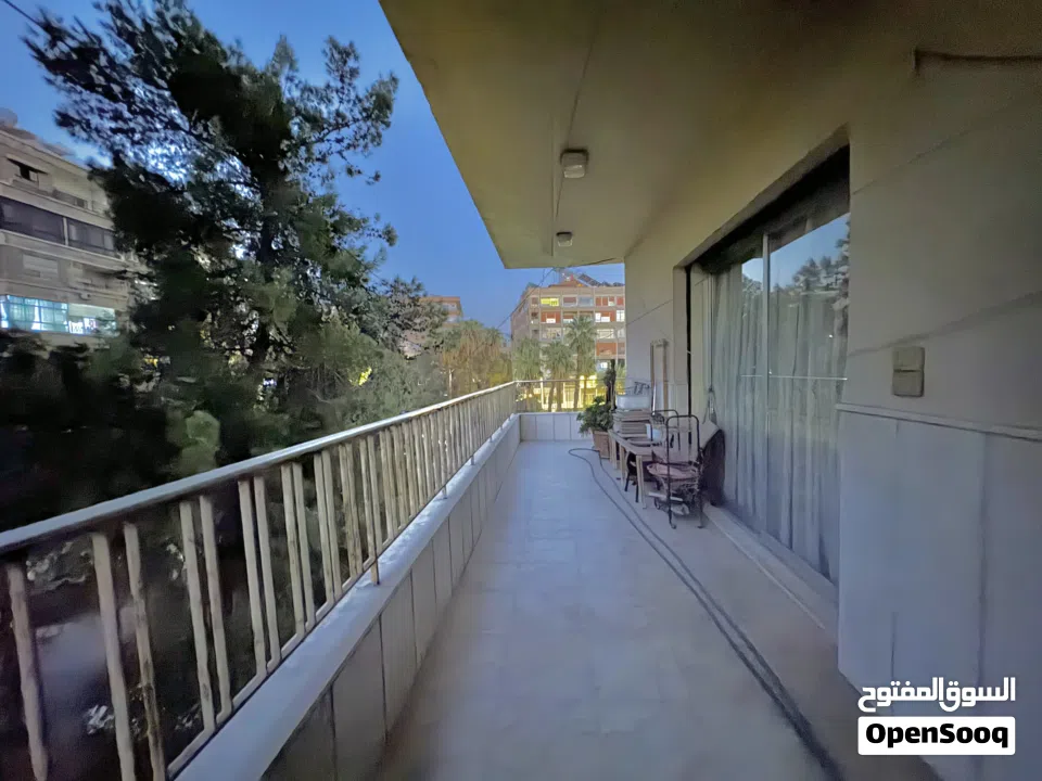 للبيع منزل إطلالة على ساحة الأمويين