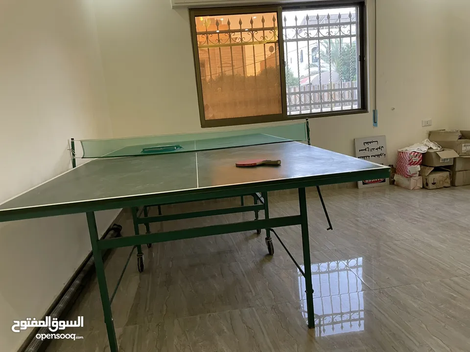 طاولة تنس بحالة ممتازة للبيع بسعر مميز