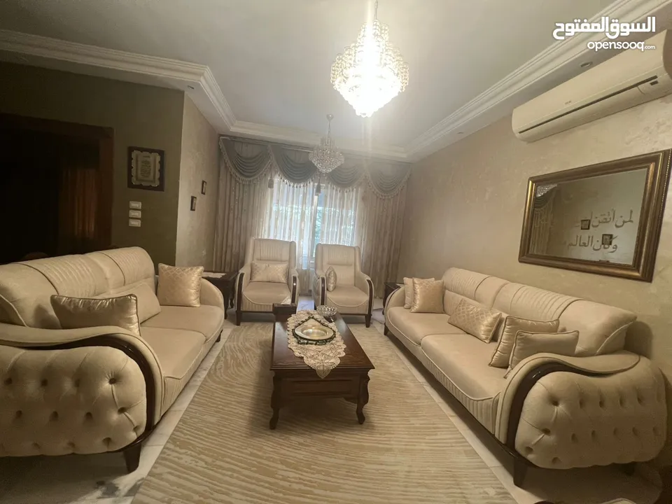 طقمين كنب فاخرين لغرفة الجلوس للبيع