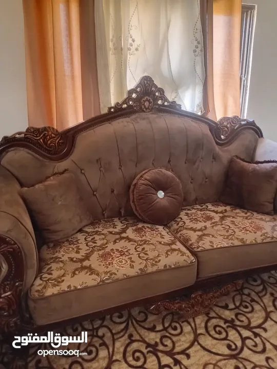 طقم كنب خشب زان مصري 9 مقاعد تفصيل بحاله ممتازه للبيع  + طقم طاولات عدد 3 +سجاده 5×5  + برادي عدد 2