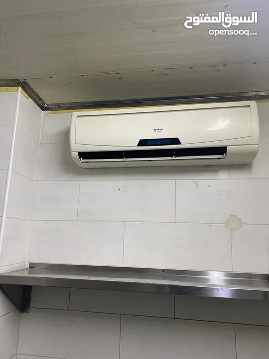 عدة مطعم شاورما وسناكات بحالة ممتازة للبيع