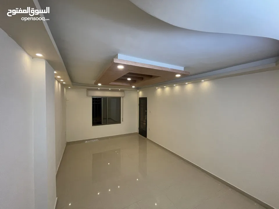 شقه بمدخل مستقل فاخره ومميزه  طابق ارضي مجمع عمان جديد