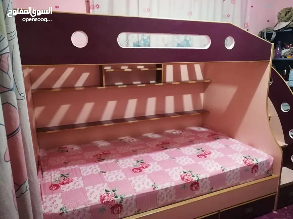 تخت/سرير طابقين مفصل تفصيل ملبس فورامايكا كامل فيه رفوفو و جوارير خشب ثقيل التخت شبه جديد...........