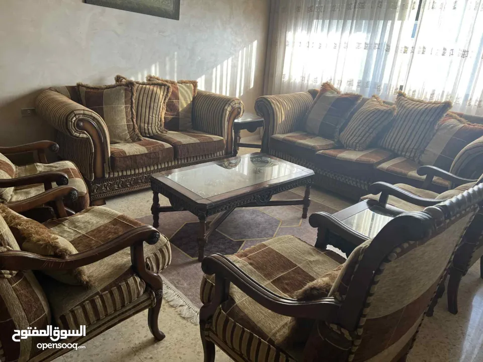 طقم كنب  من اربع كنب مفرد وواحد مجوز وواحد ثلاثي بحالة جيدة