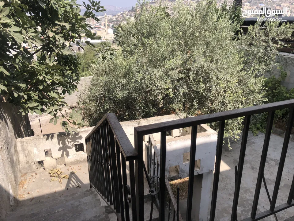 منزل قديم مكون من طابقين