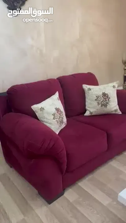 كنب لون خمري  طاولات طقم  لون ابيض 3  تيبل لامب 2  براويز 2  طاولة تلفزيون