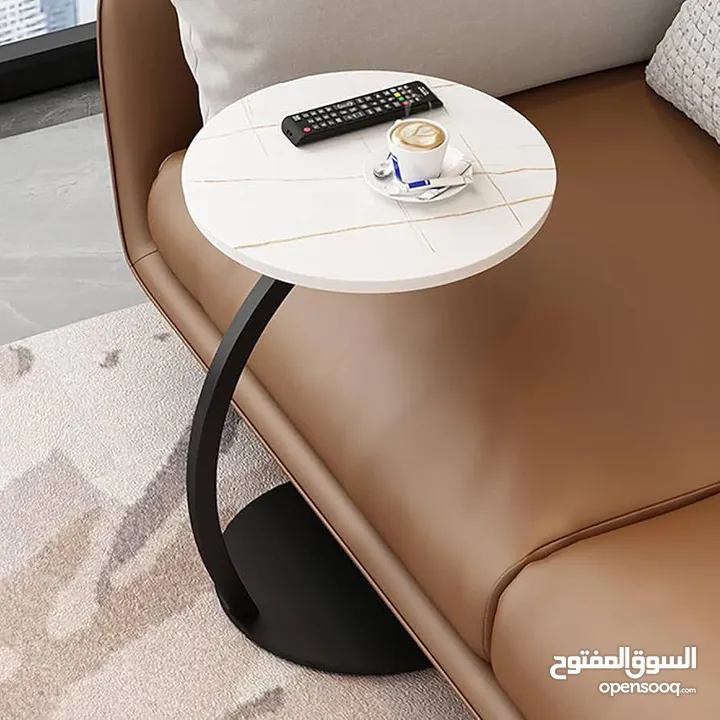 طاولة جانبية مستديرة على شكل حرف C، الحل المثالي لكل مكان! رح تغنيكي عن السكملي التقليدية.