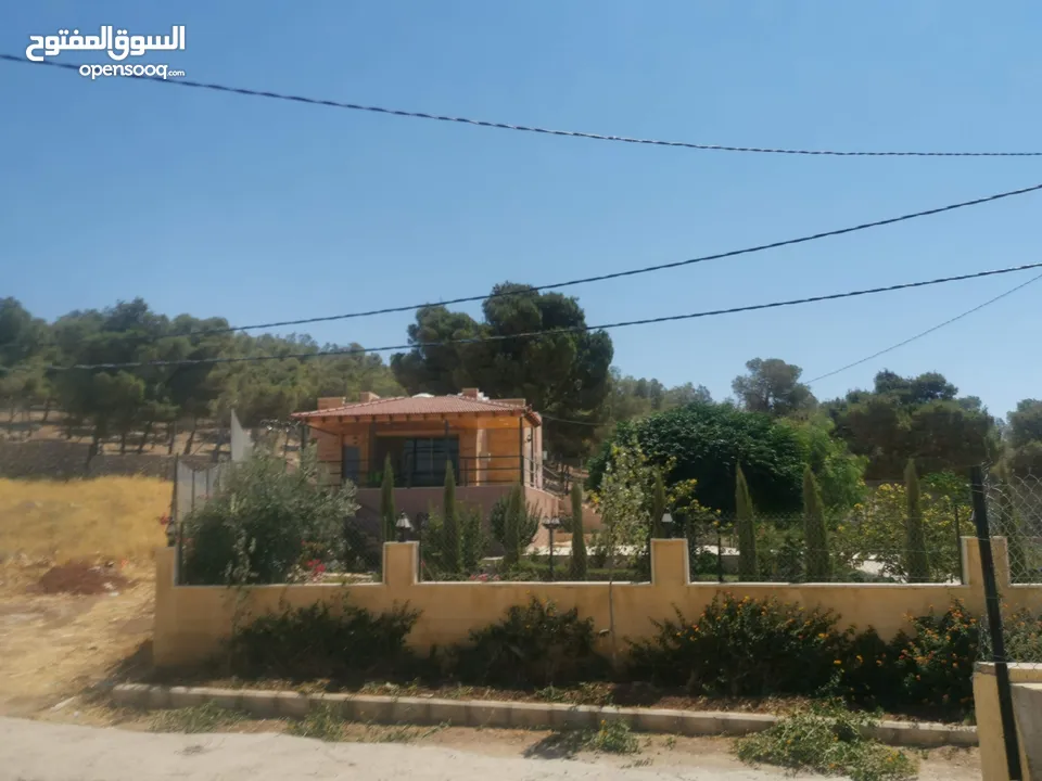 فرصة استثمارية للباحثين عن الهدوء والتميز ، شاليه مميز ضمن كومباوند وفي منطقة مطلة على سد الملك طلال