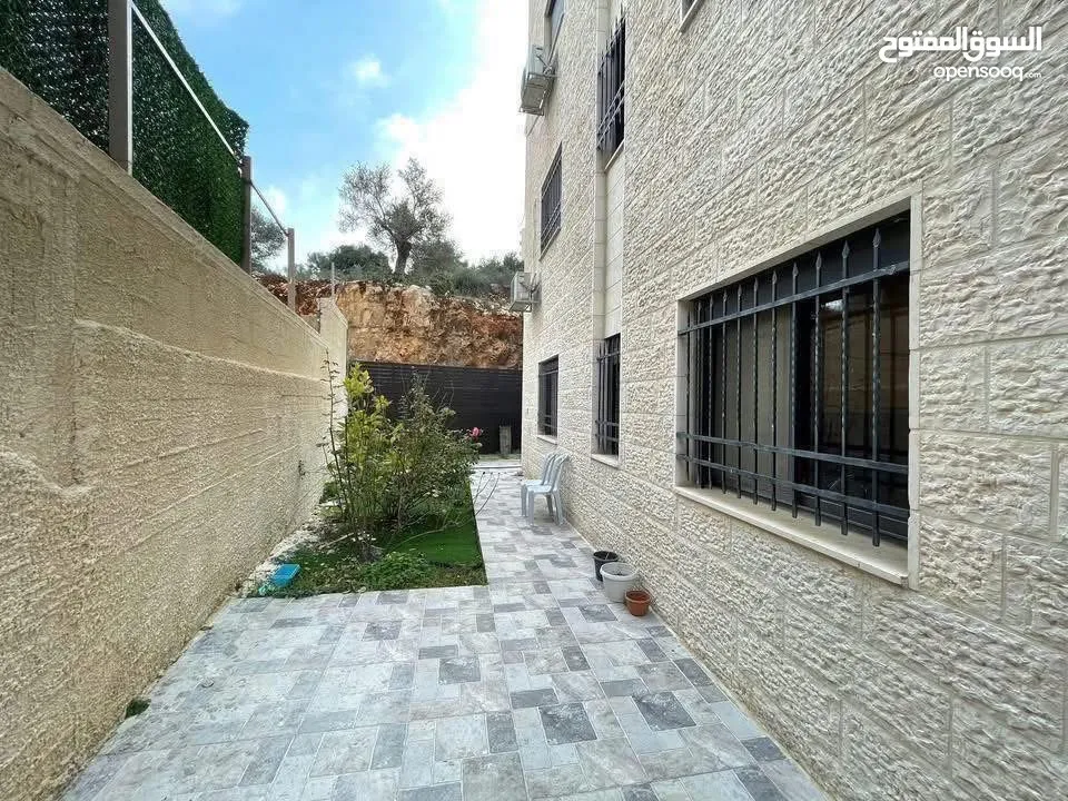 شقه للبيع مع حديقه في رام الله في الطيره قرب  المدرسه الانجيليه
