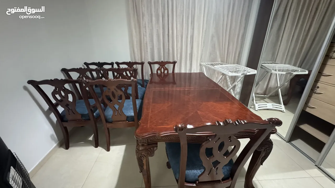 طاوله سفره خشبيه 8 مقاعد تتطول و تتقصر لتصبح 6 مقاعد متينه و قويه جدا مع 8 كراسي منجدات جديد