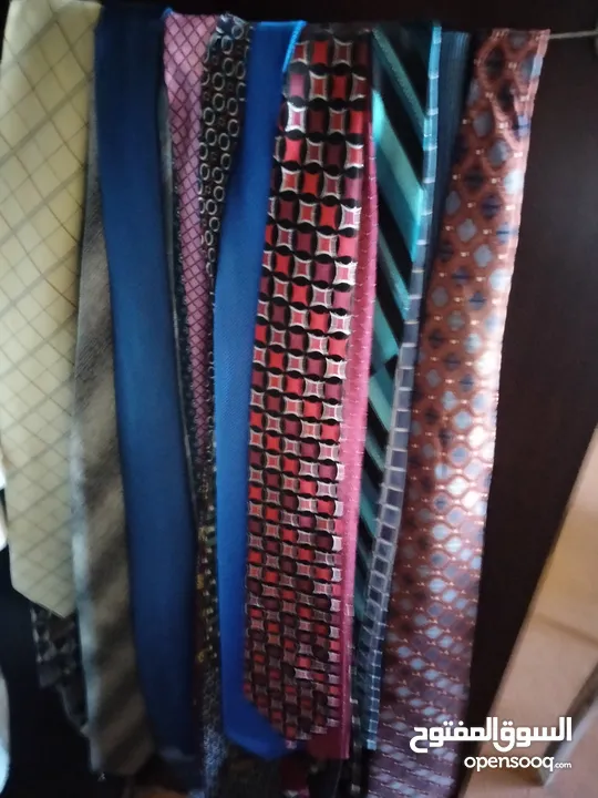 مجموعة كبيرة من ربطات العنق بحالة جيدة . البعض غير مستعمل. اكثر من 60 قطعة.
