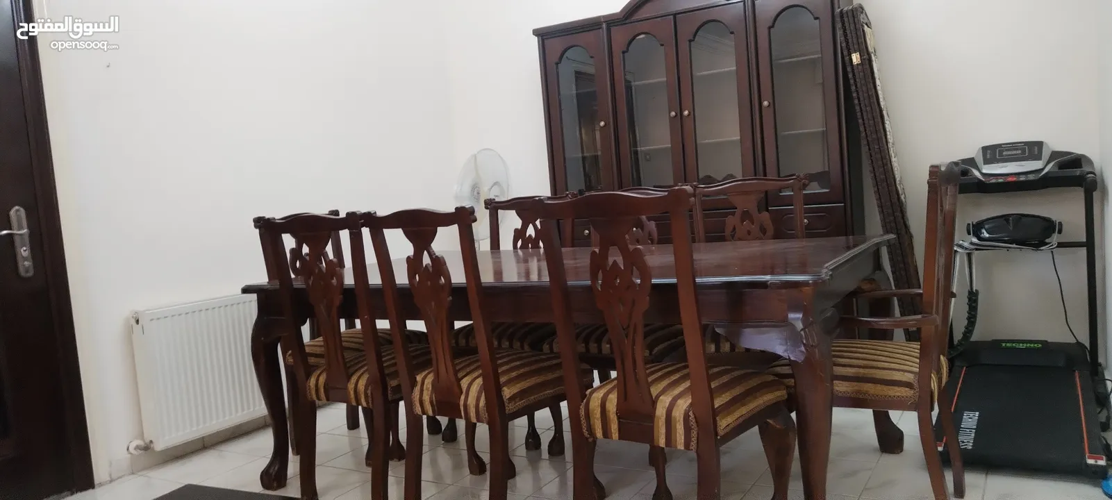 طاولة سفرة مع فضية  للبيع