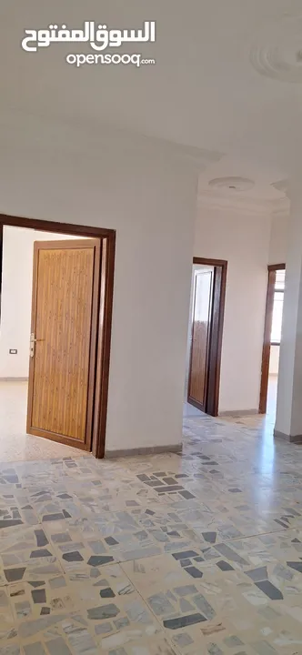 شقه جيده جدا للايجار منطقه عمان خلدا موقع مميز وقريب من الخدمات.   طابق  ثاني مساحه 170 متر ثلاث غرف