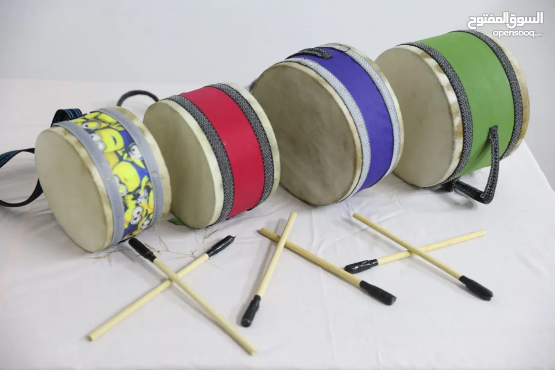 مجموعة متنوعة من الالات الموسيقية من الجلد الطبيعي وشغل يدوي 100%