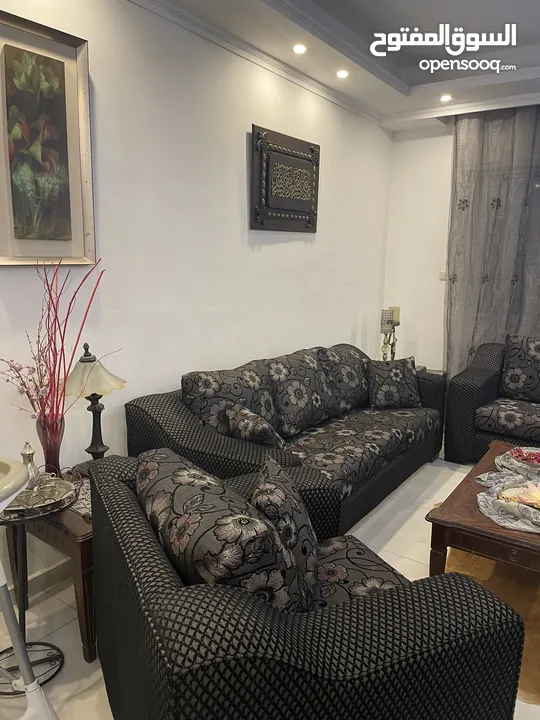 طقم كنب سبع مقاعد +طاوله سفره و8 كراسي +3 طاولات واحده وسط