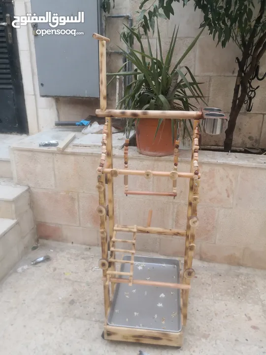 ستاندات ببغاء أحجام وأشكال مختلفة من الخشب ومن المعدن متحركه بعجلات وبدون مع صينية واكواخ كلاب