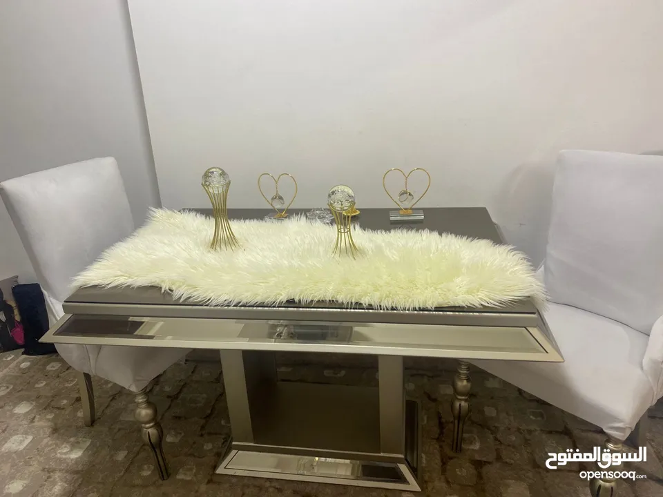 طاولة سفرة مع اربع كراسي