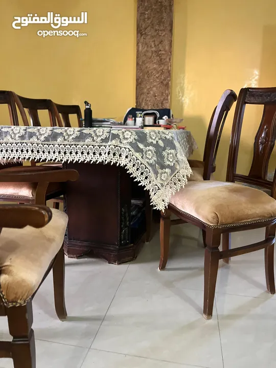غرفة ضيوف للبيع بحالة الوكالة تحتاج مقاعد السفرة من الاسفل إلى دهان بسيط