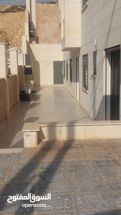 شفة شبه ارضي مع ترس و شلال بأفخم التشطيبات العصرية خلف المدارس العالمية