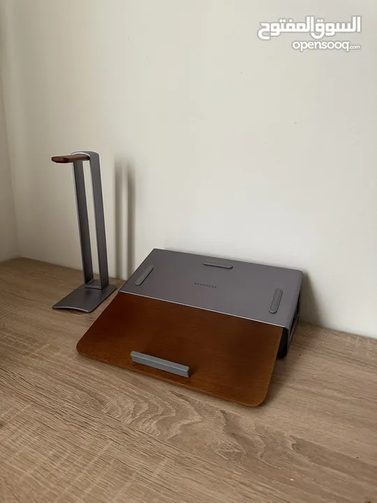 Laptop and headphones stand