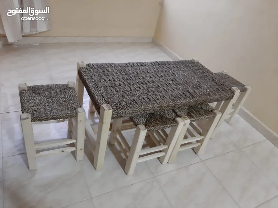 كراسي وطاولات خشب من الخيش اليدوي
