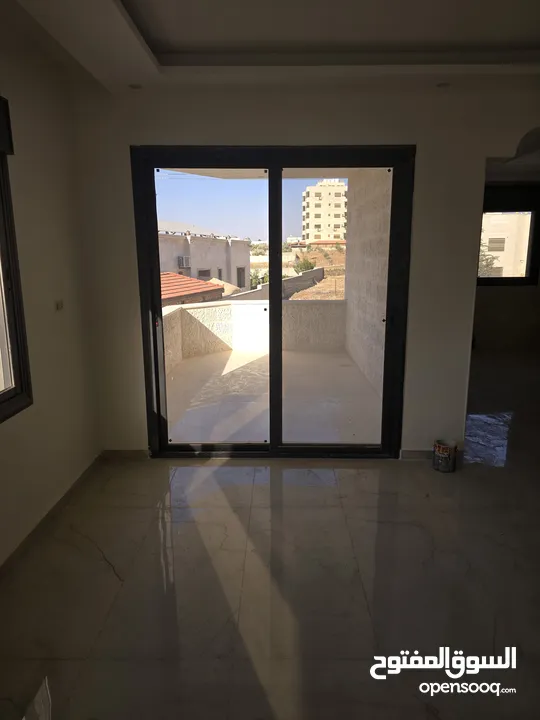 شقه طابق ارضي قرب كلية البلقاء الحي الشرقي مساحة الشقه 181 م2 جديد غير مسكون بأعلى تنظيم وموقع ومساح