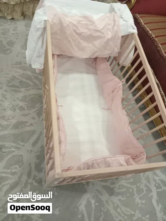 سرير طفل شبهه جديد مع مترس قمة في النظافة يوجد لون وردي واخر كحلي قمة النظافة