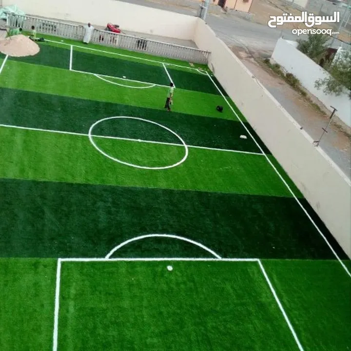 الديكورات والنجيل الصناعي