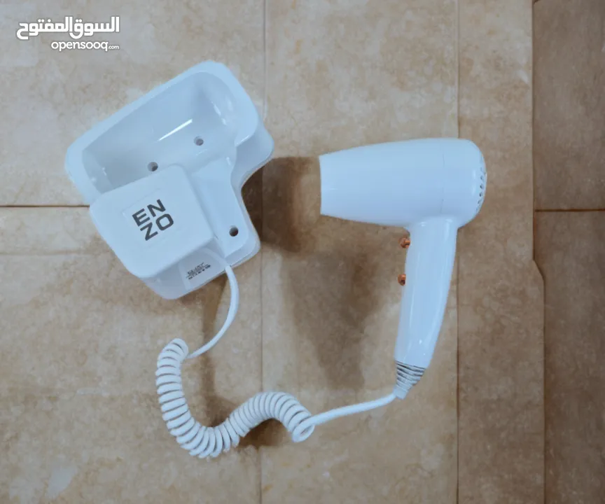 مجفف شعر للحمام من ماركة إنزو – عملي ومثبت على الحائط!     Enzo Wall-Mounted Hair Dryer – Ideal