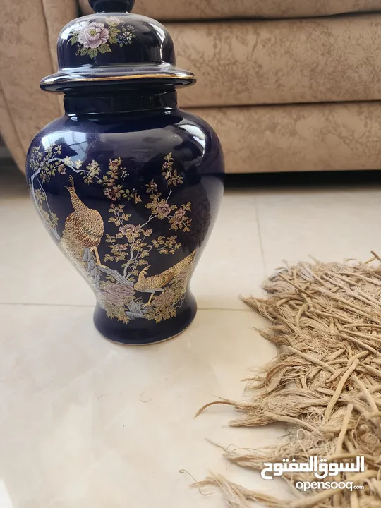 فاز انتيك قديمه لون ازرق رسمة طاووسين مذهبين يوجد كسر خفيف غير مؤثر على الشكل العام(نوادر)