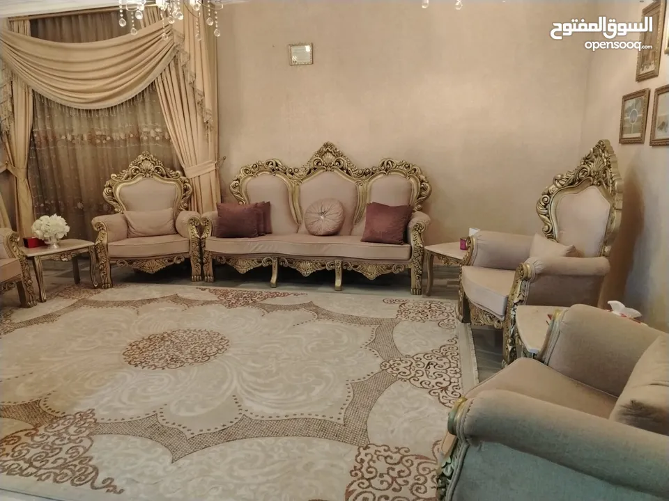 شقة أرضية للبيع في ابو نصير 240م مع مدخل مستقل وكراجين وتشطيبات فاخرة وفرش جديد بسعر مميز و اطلالة