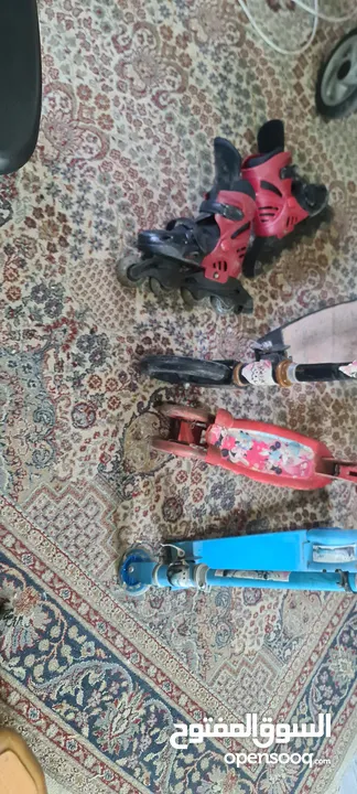 سكيت لون احمر وثلاث سكوترات للبيع
