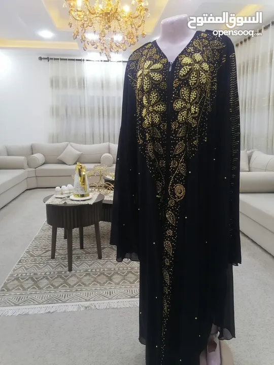 وينها  ام العريس عبايه شيفون فراشه مع شك  قطعتين  القطعه داخلي ملزقه مع الفراشه