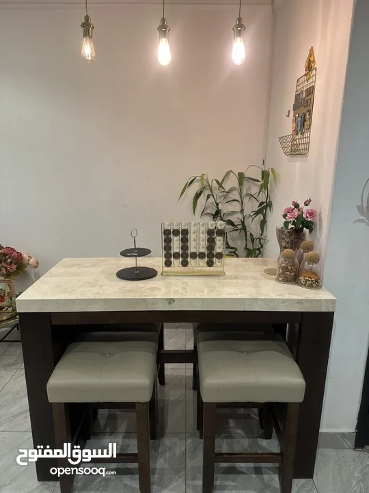 Bar / Kitchen Table with 4 high stools