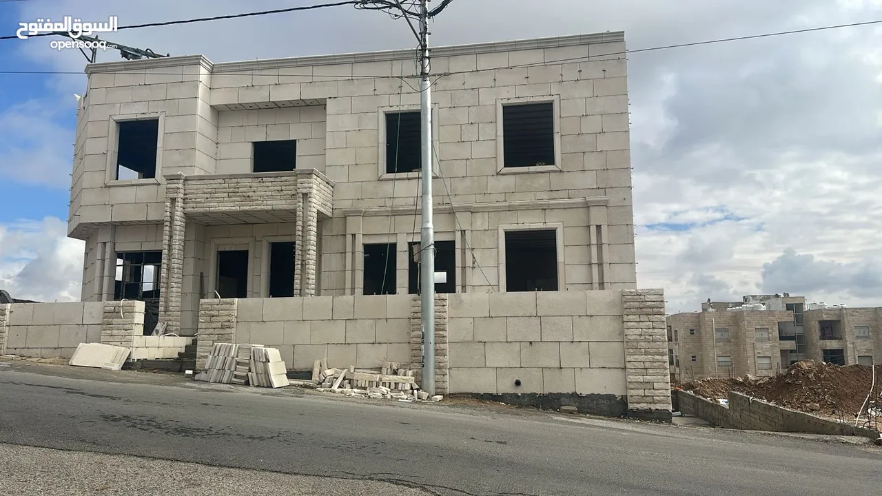 بيت بدون تشطيب