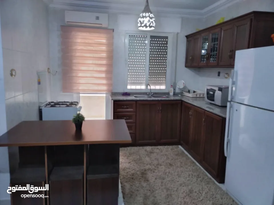 شقه مفروشه ديلوكس كاملة الخدمات للايجار الشهري او السنوي في عمارة سكنيه مخدومة يوجد حارس للعمارة