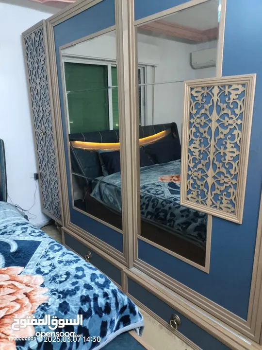 غرفة نوم ماستر .. تخت .. وتسريحة .. وخزانه .. كومودينات ثنتين