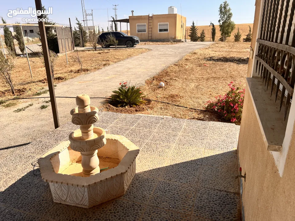قطعة أرض وبيتين  ومزرعه جاهز للسكن