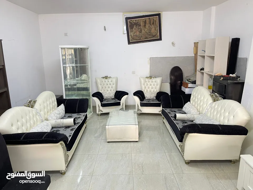 طقم كنب مع طاولة وسط وبترينا وطاولة سفرة ومزنون