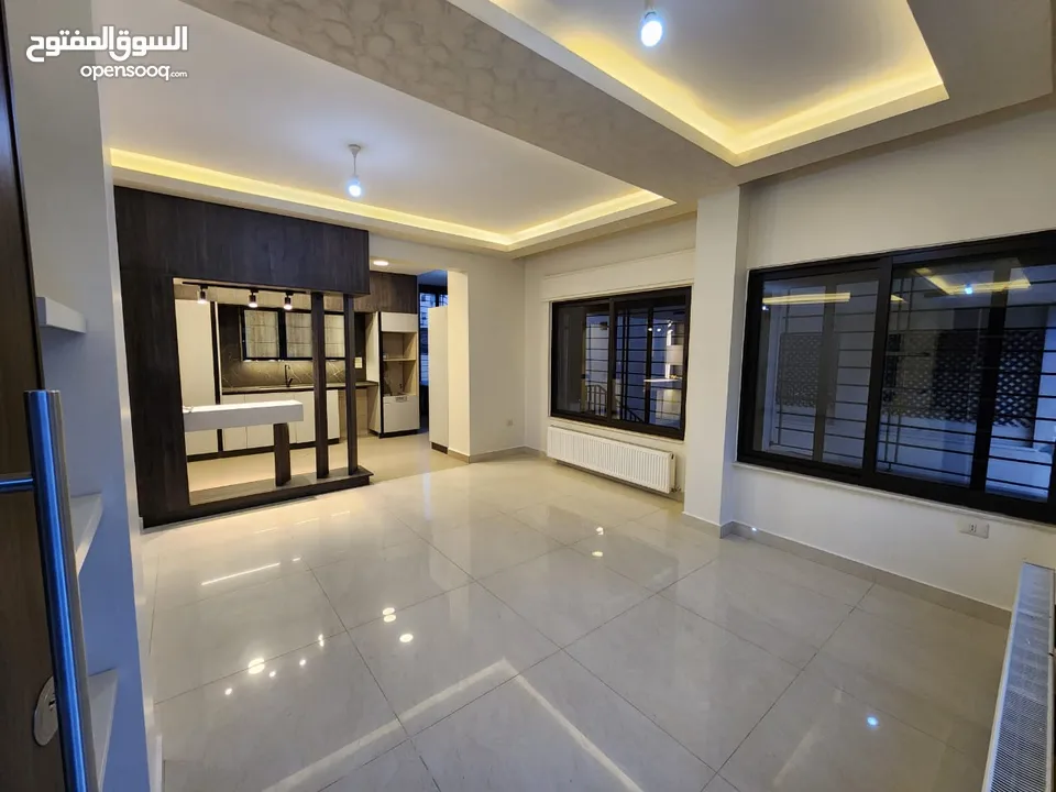 شقة أرضية فارغة للإيجار في الصويفية - ref: 14414