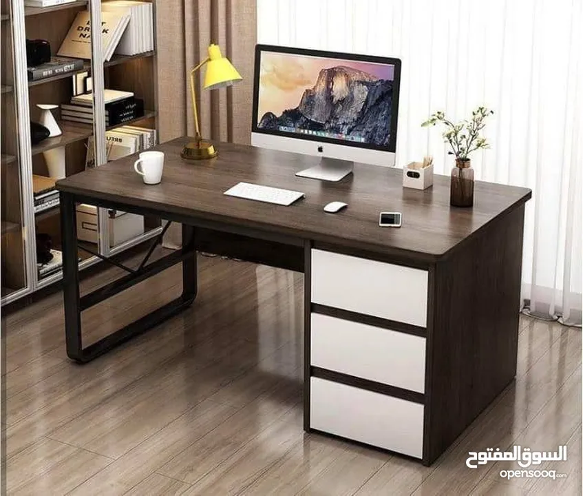 مكتب فاخر بتصميم عصري أنيق سطح خشبي متين بلون داكن فاخر يعطي لمسة فخامة .
