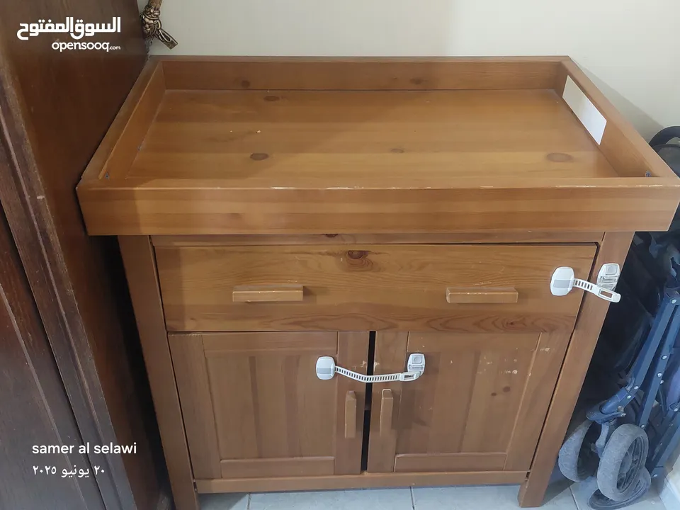 خزان ملابس أطفال طول 92 وعرض 92 بابين + جارور كبير بحاجه الي فرشه صغيره فقط
