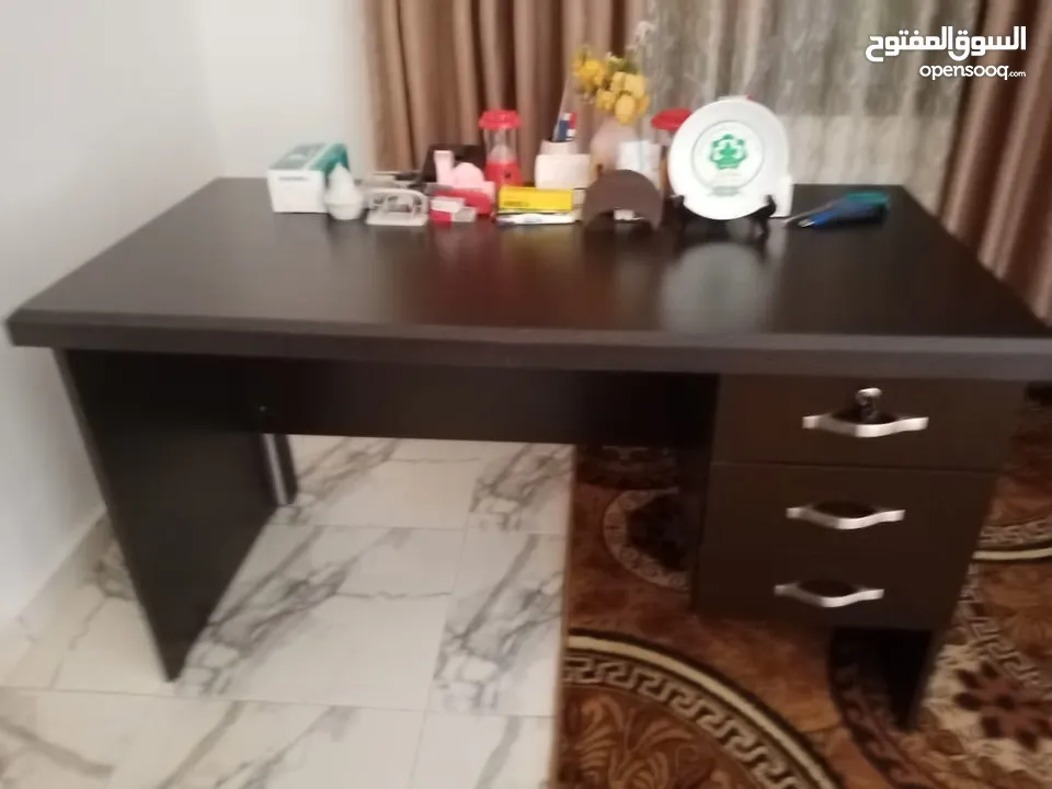 كرسي مدير ومكتب وخزانة