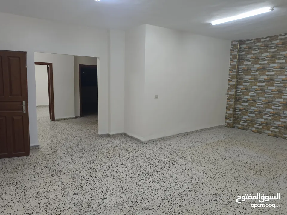 شقة طابق ثاني للإيجار في حي نزال بالقرب من شارع الدستور