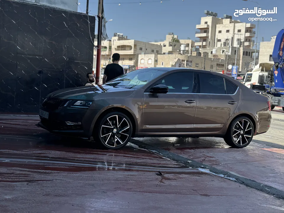 سكودا أوكتاڤيا 2019 للبيع لون بني دفع امامي السيارة ماطور 2000 بنزين عداد ديجيتال بصمة شاشة