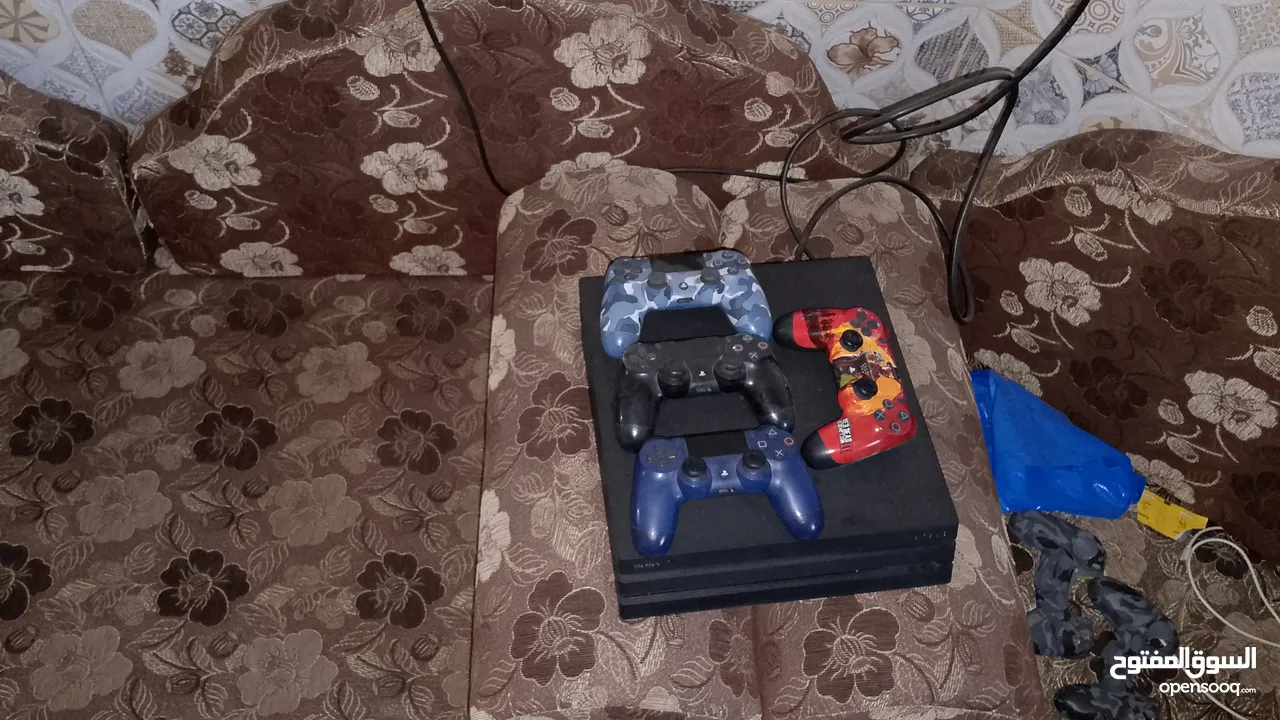 للبيع بلايستيشن 4 برو (1 تيرا)