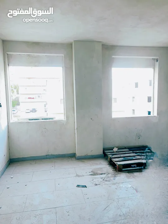 مكتب على الشارع الرئيسي قرب مول المغربي و عند جسر الدهيشه بمساحه  ما يقرب 44 متر للايجار الشهري